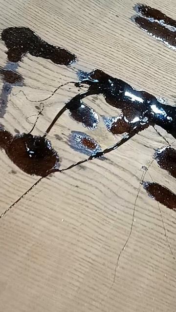 Подготовка слэба для изготовления подоконника: заливка трещин эпоксидной смолой.