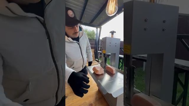 Мощная ленточная пила режет мороженую курицу