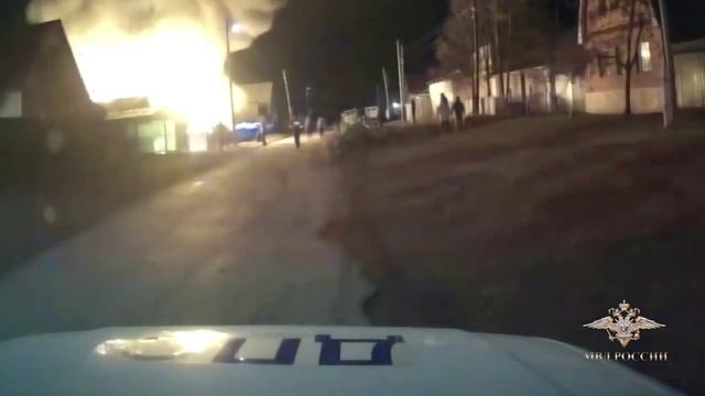 В Челябинской области полицейские спасли человека из огня