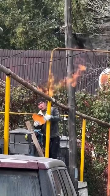 Хотите посмотреть, как сваривают газовую трубу? Сейчас покажем.