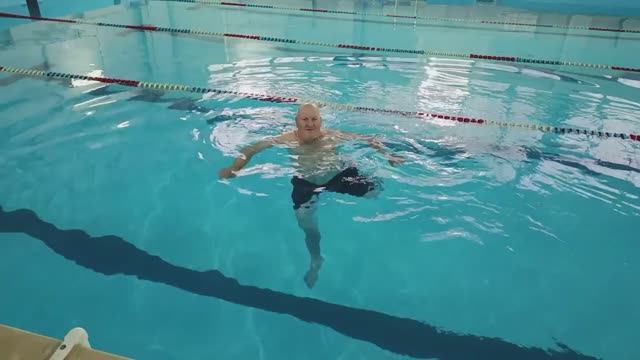 С УТРА В БАССЕЙН, НАТОПИЛА СВИНОЕ САЛО СЕБЕ И СЕСТРЕ