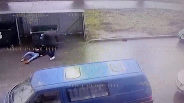 Мужчина избил знакомого и накрыл его мусорным контейнером