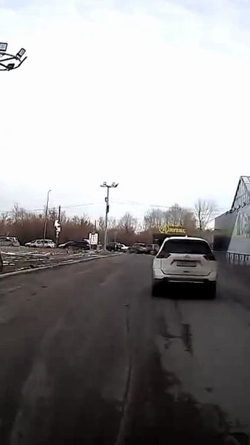 На белом кроссовере издевается по ходу