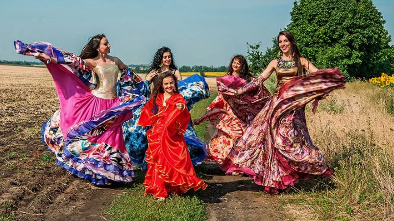 Нейросеть. По траве босиком. Поёт цыганка.Идея и монтаж Татьяны Пантелеевой.