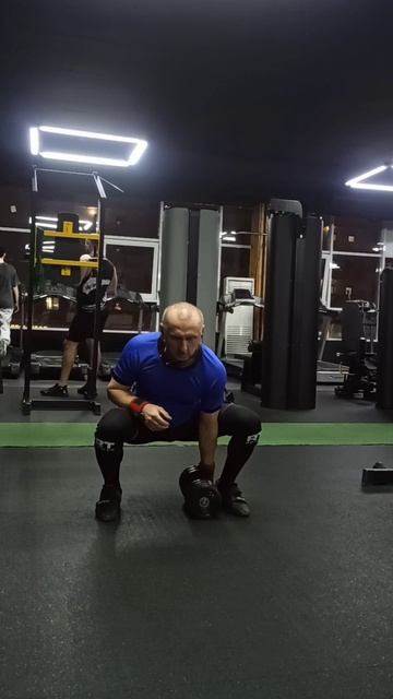 Рывок гантели с пола с переменой рук