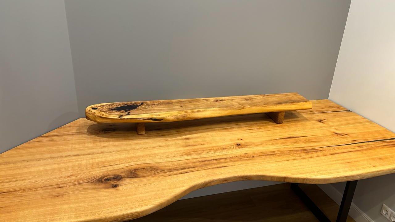 Компьютерный стол из слэба карагача с подставкой для широкого монитора