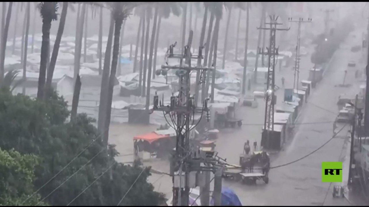 قطاع غزة.. أمطار غزيرة تغمر خياما قماشية مهترئة