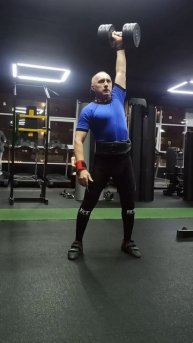 Один на один с гантелей - рывок с пола. Сегодня 32 кг.