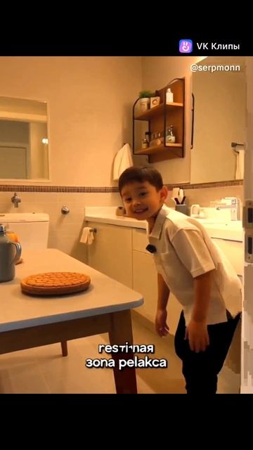 Ребёнок риэлтор устраивает экскурсию для няни | A child realtor arranges a tour for the nanny