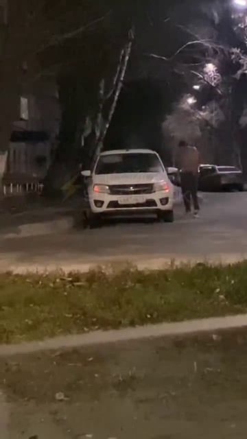 📩📤📥📨✉️Вот такой неадекват бегал ночью на 12 сентября, пинал машины, позже начал бегать по трассе
