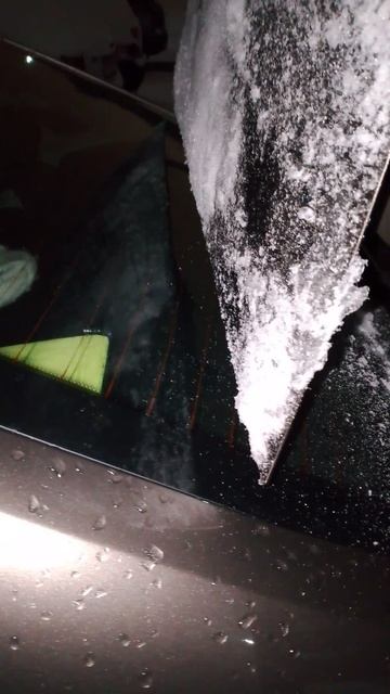 Много наледи на крышке багажника Лада Веста седан