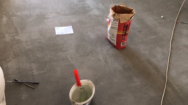 Полы,Сантехнические работы готовы.Сделал кронштейн под радиатор.Начал укладывать плитку