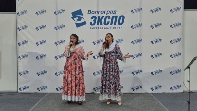 "Поговори со мною, мама" -Полина Ченцова и Наталья Пономарева.