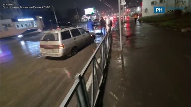 В Рязани водители легковых автомобилей массово пробили колёса