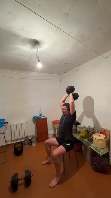 Тренировка с гантелями