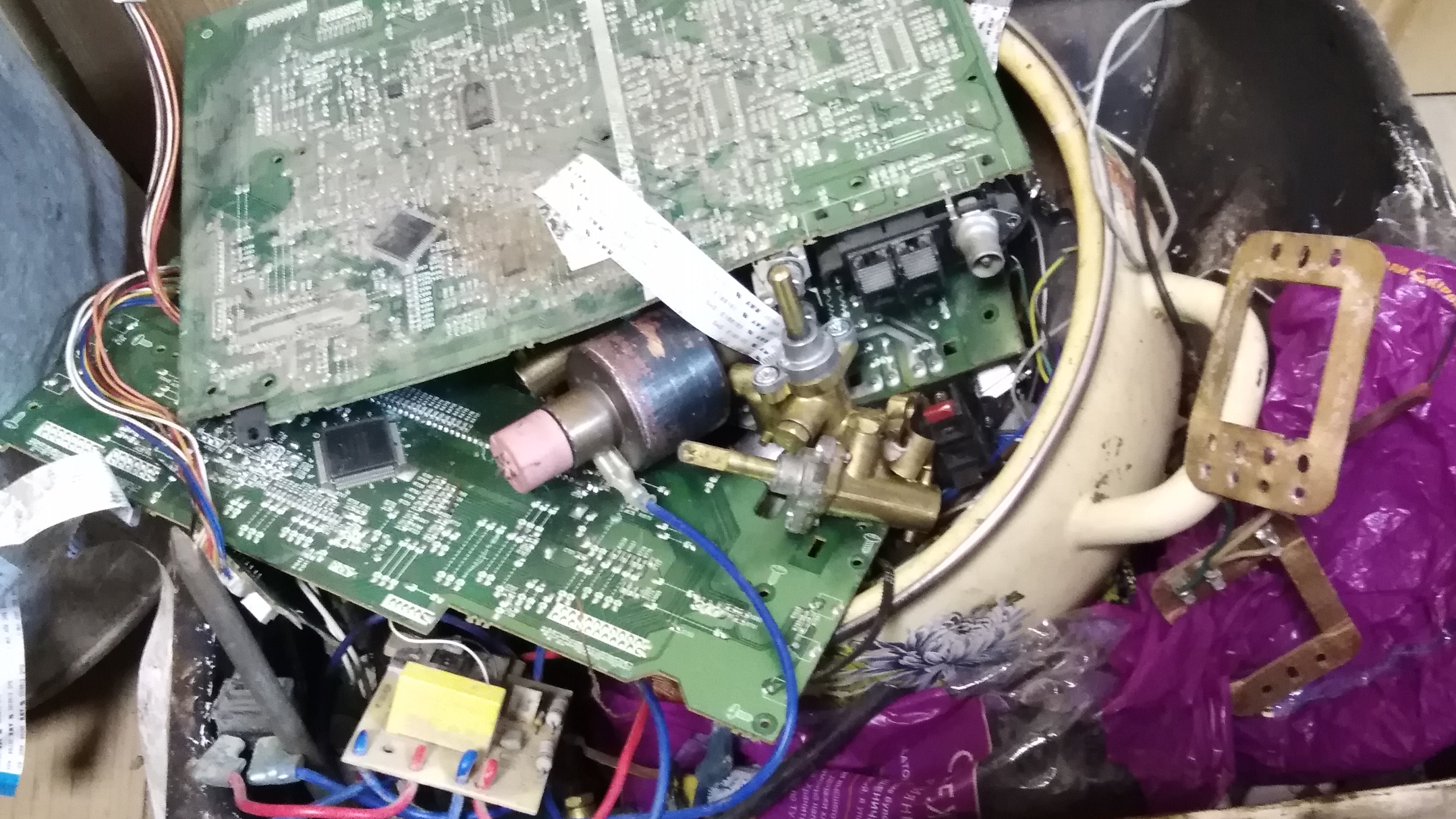 Зимними вечерами Разбираем радиодетали и не только