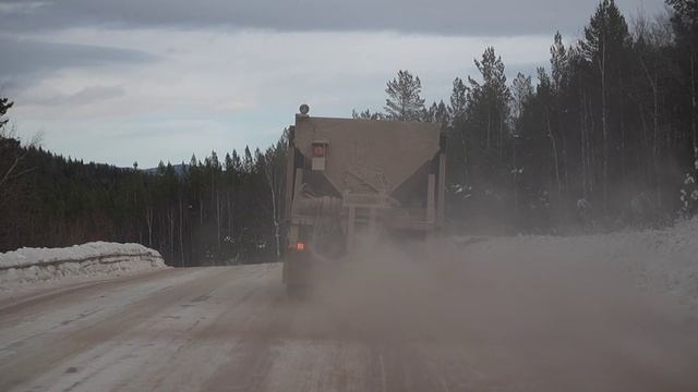На страже безопасной трассы. Интервью с водителем снегоуборочной машины.