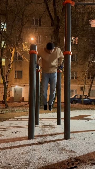 Отжимания на брусьях