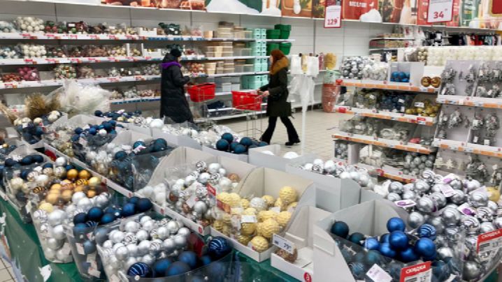 Миронов: покупки на Новый год становятся россиянам не по карману из-за роста цен