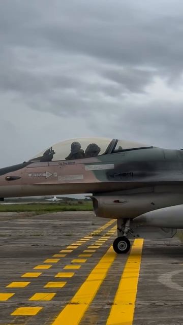 Взлёт венесуэльских истребителей Су-30МК2В и F-16А.