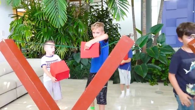 Ники празднует свой 7-й день рождения с друзьями