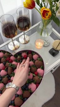 #подарок #бокал #цветы #свеча #клубника