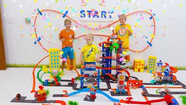 Крис играет с машинками Hot Wheels и строит город Hot Wheels