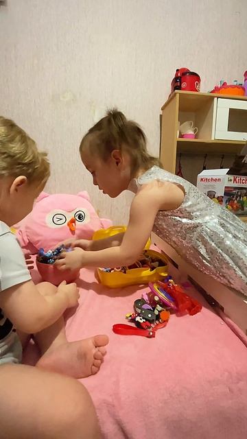 Реакция дочи на её подарок )) Думал будет другая реакция)))