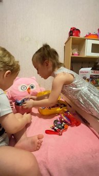 Реакция дочи на её подарок )) Думал будет другая реакция)))