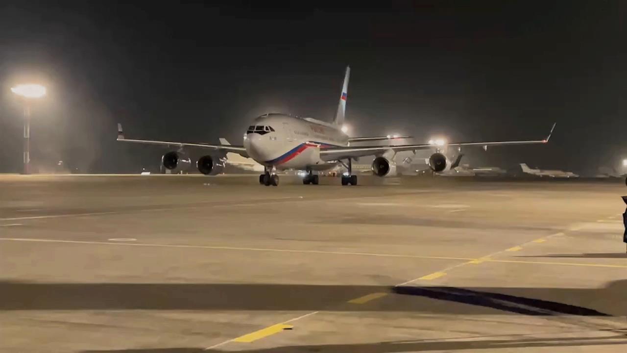 Самолет Путина приземлился в Бишкеке: кадры