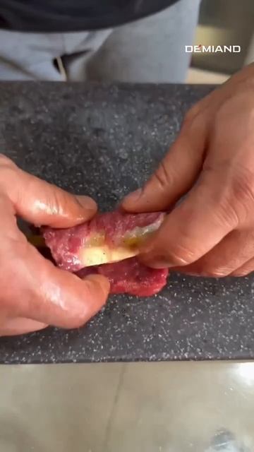 Говяжьи рулетики с перцем и сыром