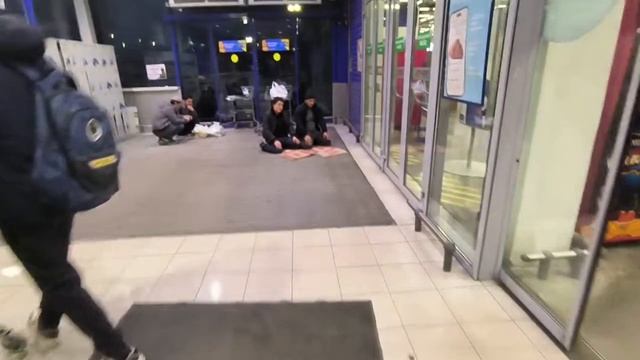 Молятся в супермаркете