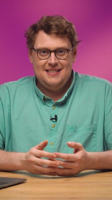 Американец читает отзывы о 5⭐ отелях