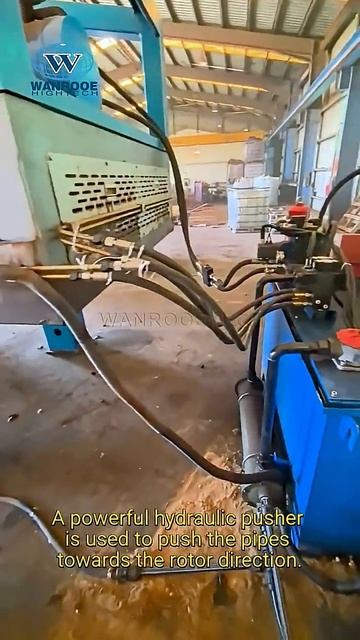 Горизонтальный шредер для переработки трубы из стекловолокна и ПНД максимальной длиной 6 м.