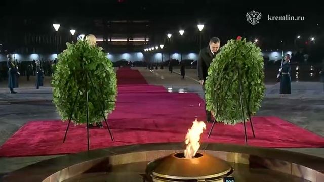 Владимир Путин и Садыр Жапаров возложили венки к мемориалу «Вечный огонь» на площади Победы в Бишкек