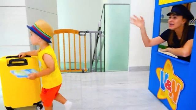 Мама учит Влада и Ники как правильно вести себя в аэропорту