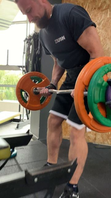 Поднятие на бицепс