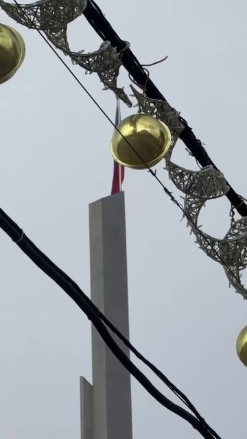 Пл. Ленина продолжают украшать к Новому Году