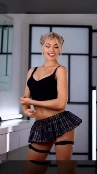 Классная девушка в чёрных чулках