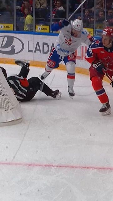 ТОЛКНУЛ СУДЬЮ, а тот УПАЛ 🤬😤 #КХЛ