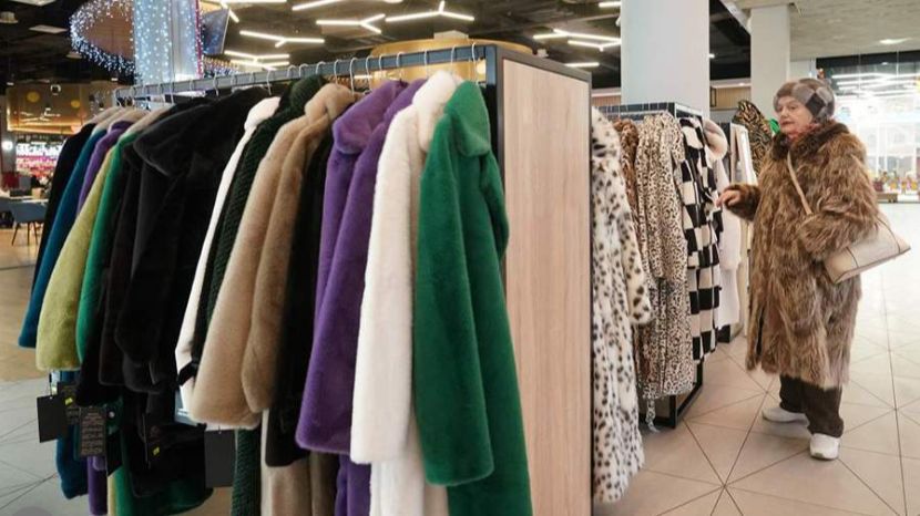 Стилист посоветовал носить аксессуары из искусственного меха зимой