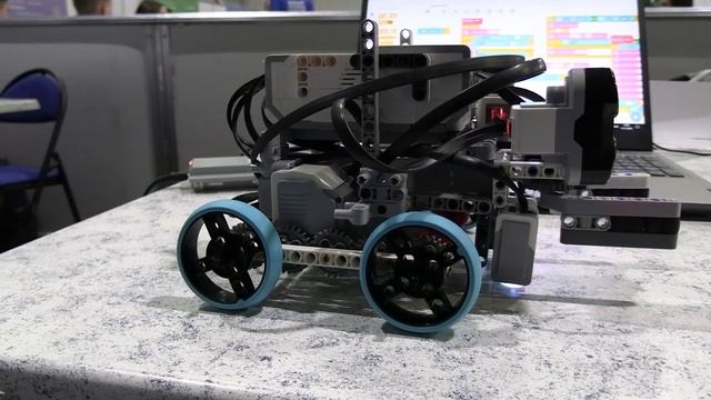 2025-11-АтомТВ-ЮП-Саша Лёвин-Игорь Зиненко-Робототехника-это будущее