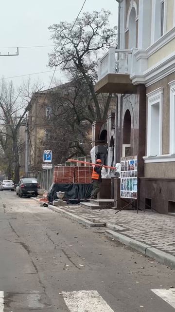 Продолжается восстановление старейшей гостиницы «Великобритания»

Рабочие что-то заносят внутрь, вид