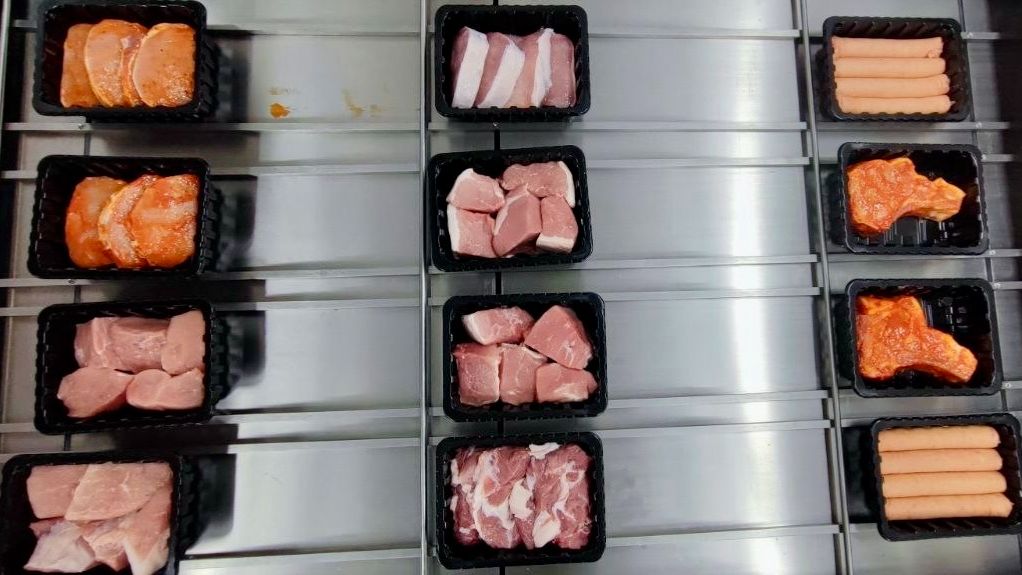 Упаковка охлажденных натуральных и рубленых полуфабрикатов в MAP на трейсилере VOLVAC E35 PRO