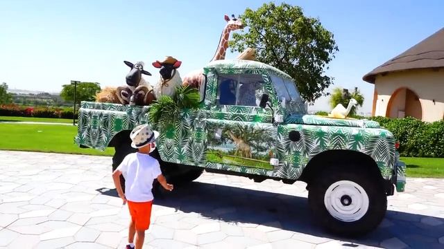 Малыш Крис изучает животных в зоопарке с Владом и Никитой