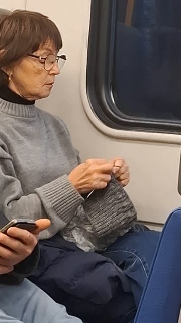 Как это мило❤️🔥Вяжет в электричке🥰#вязание #досуг #своимируками #электричка #душевно