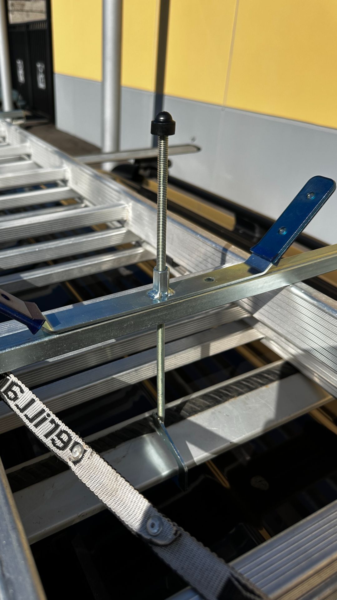 Устройство для закрепления лестницы