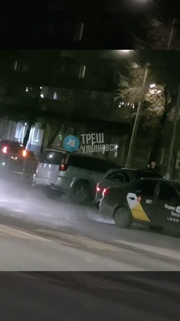 😳 Две легковушки поцеловали забор только что на Нариманова  👍