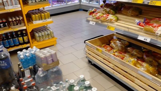 Город в тумане. Новогодние елочки и тарелки в пятерочке.