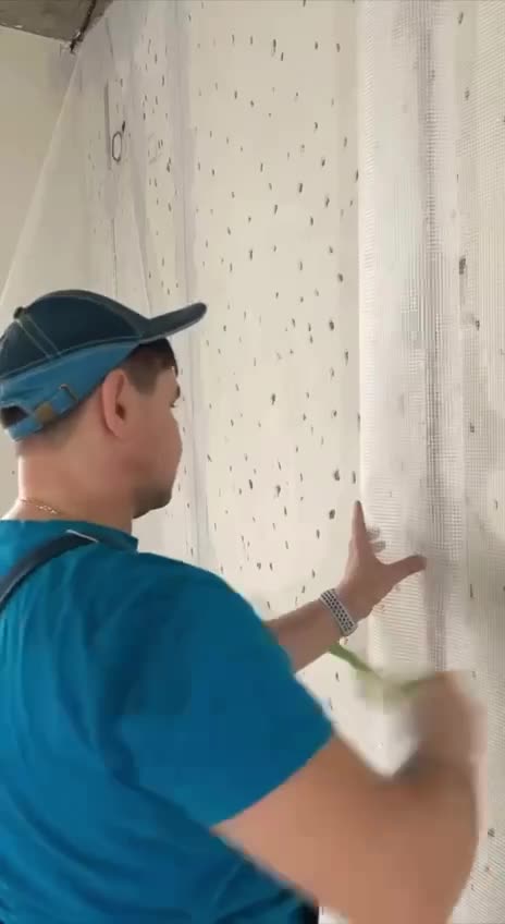 Идеально ровная штукатурка стены.